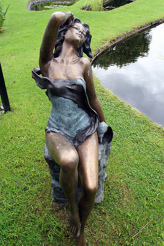 erotic_garden_sculpture