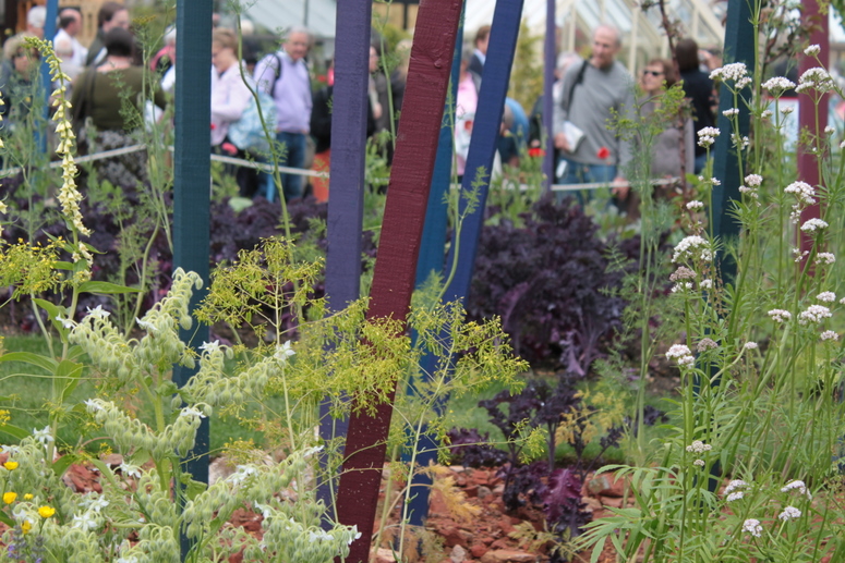 Painted wood in garden design - Chelsea Flower Show 2010 garden product review Painted wood in garden design